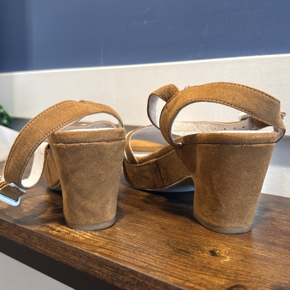 André Assous Womens  Sandals (Shoes size 40) or USA 8 1/2  tan and white stripe - Picture 3 of 11